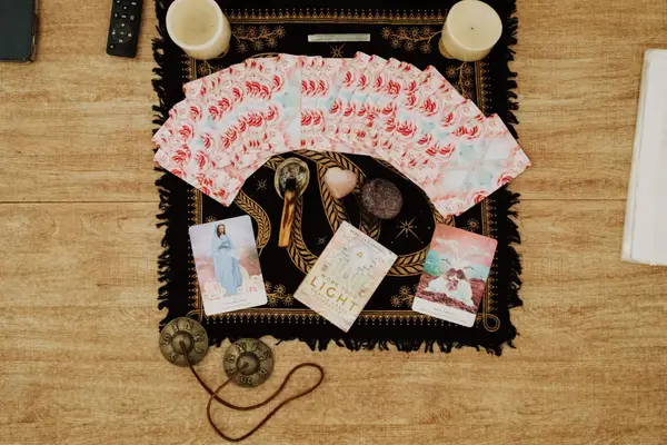 Cartes oracle à dos de roses, quartz rose en forme de cœur et cristaux sur un tissu étoilé