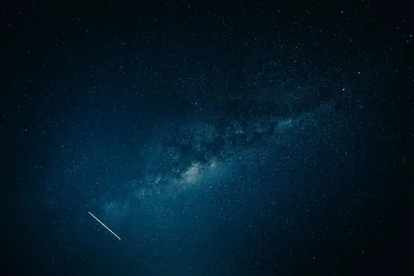 Voie lactée et ciel étoilé au-dessus de l'horizon nocturne