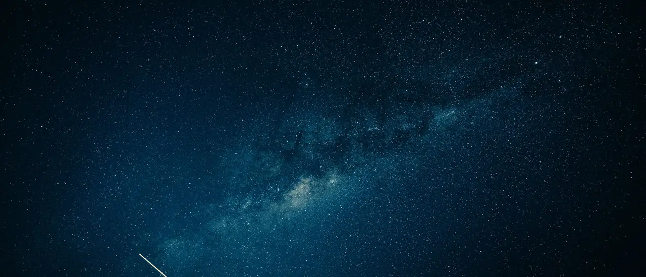 Voie lactée et ciel étoilé au-dessus de l'horizon nocturne