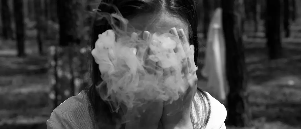 Silhouette féminine voilée dans la brume, évoquant la banshee du folklore irlandais
