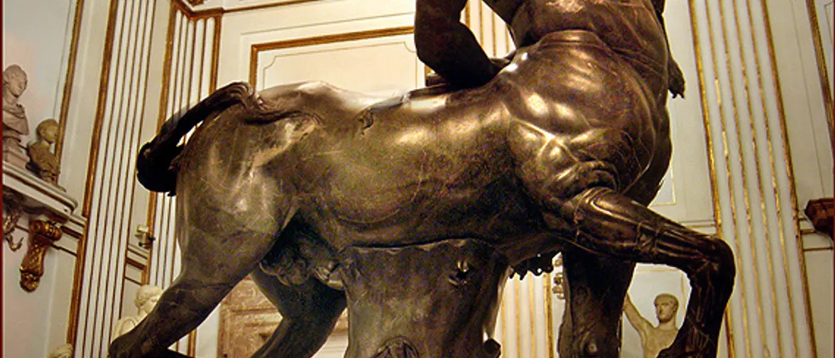 Sculpture d'un centaure, créature mi-homme mi-cheval de la mythologie grecque