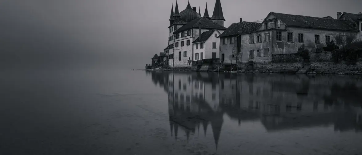 Silhouette d'un château ancien dans la brume au crépuscule