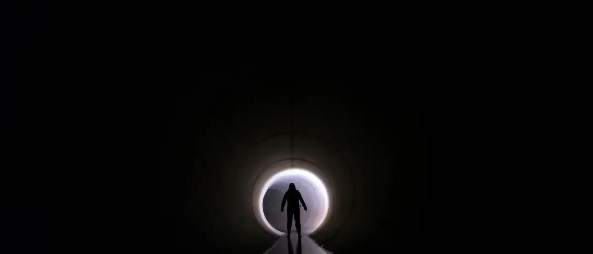 Tunnel de lumière au bout d'un passage sombre, image souvent associée au récit d'EMI