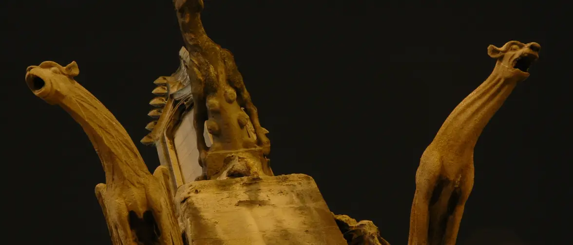 Gargouille de pierre en forme de créature grimaçante sur la façade d'une cathédrale gothique