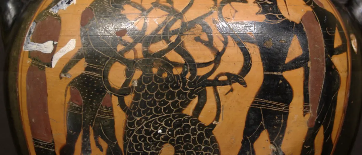 Illustration antique d'Héraclès combattant l'hydre de Lerne aux nombreuses têtes de serpent