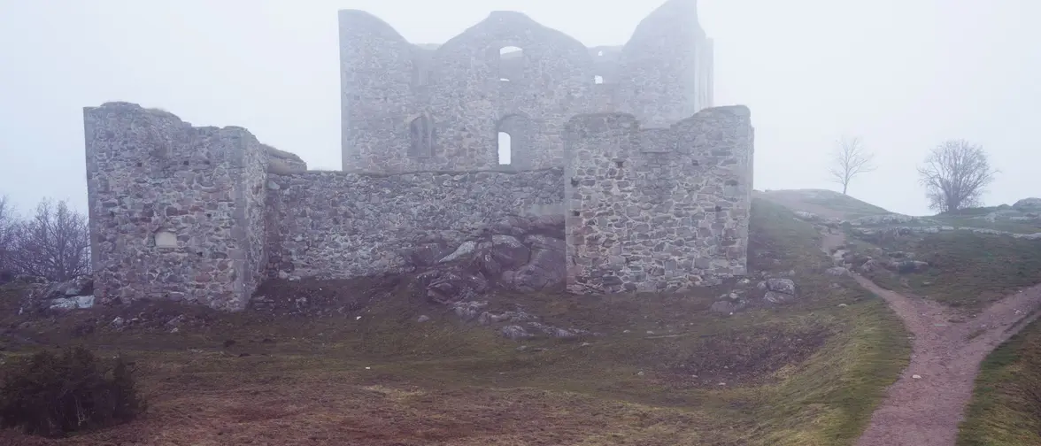 Ruines dans la brume au cœur d'une forêt française au crépuscule