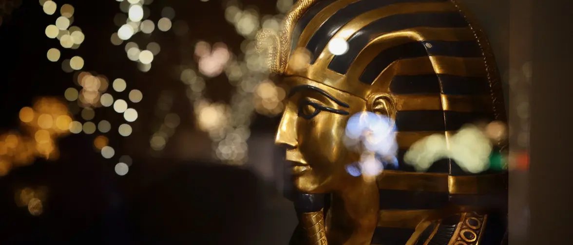 Masque funéraire doré évoquant l'Égypte antique et les tombeaux des pharaons