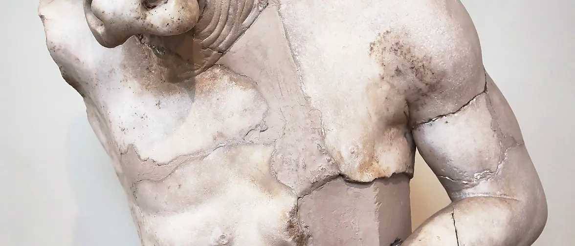 Statue représentant le minotaure, créature mi-homme mi-taureau de la mythologie grecque