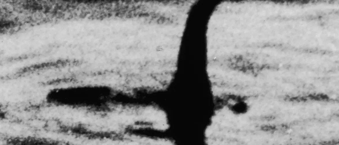 Le fameux cliché de 1934 montrant une silhouette émergeant du Loch Ness