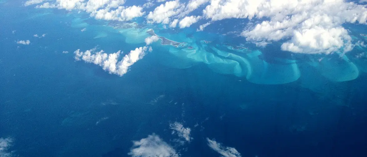 Vue aérienne des eaux turquoise des Bermudes dans l'océan Atlantique