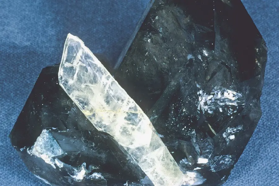 Amblygonite, blanc jaune pâle rose