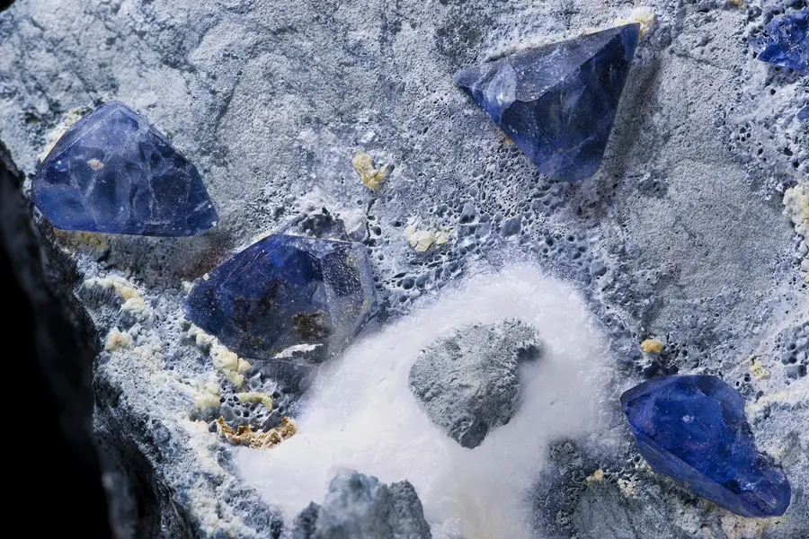 Bénitoïte, bleu bleu saphir