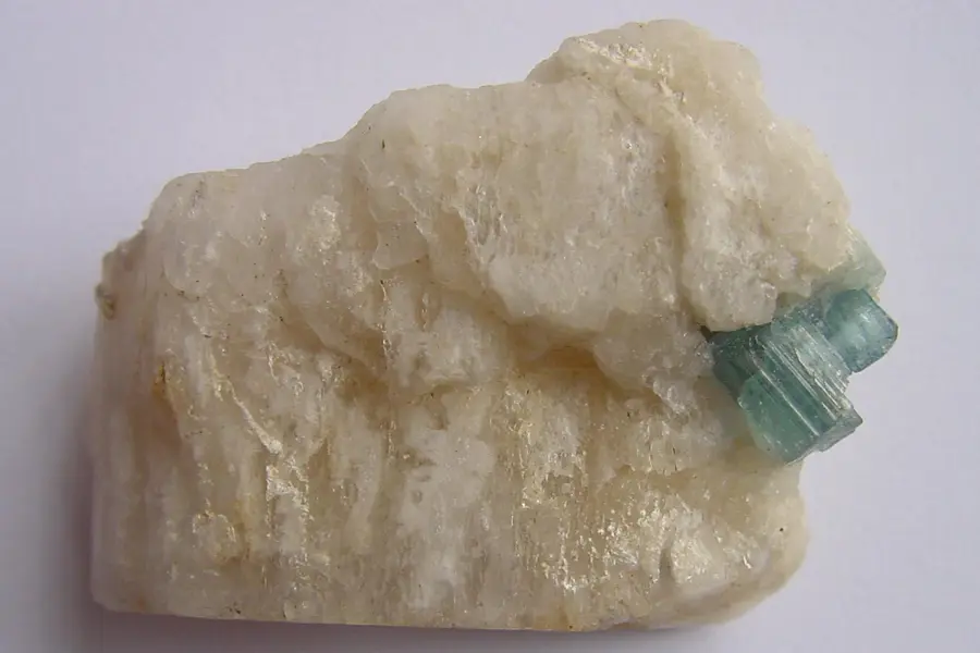 Béryllonite, incolore jaune pâle blanc