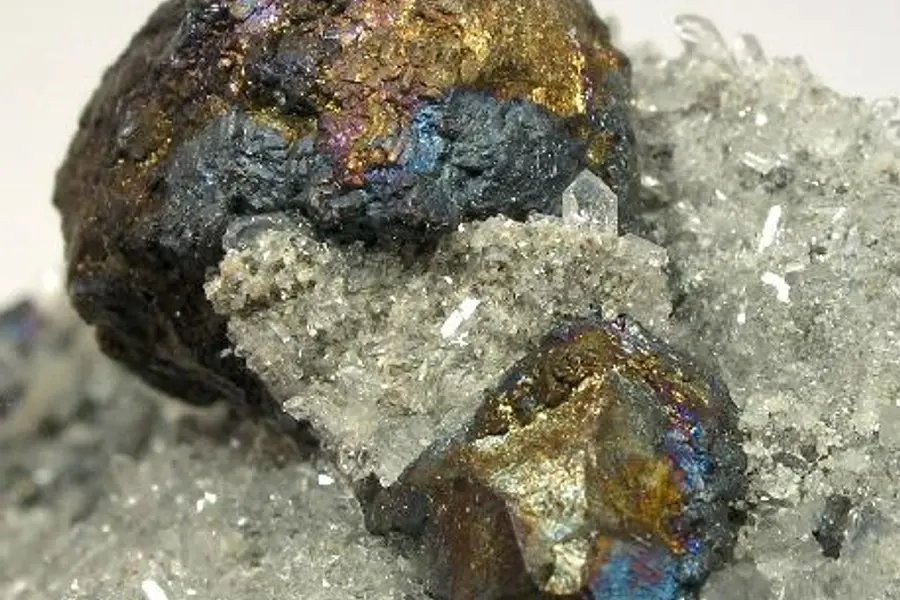 Bornite, cuivré irisé bleu-violet