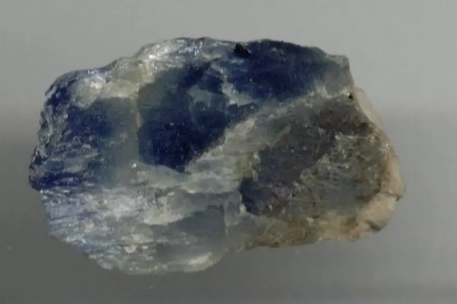 Corindon, gris bleu rouge brun