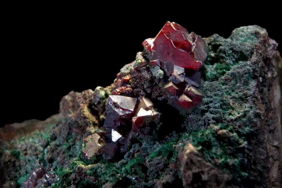 Cuprite, rouge rouge sombre brun-rouge