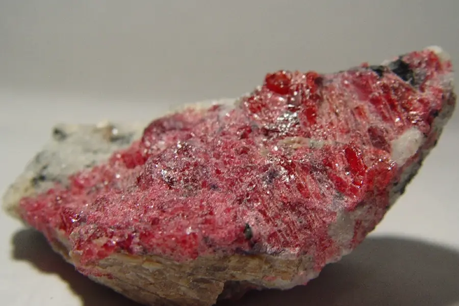 Eudialyte, rouge rose-rouge brun