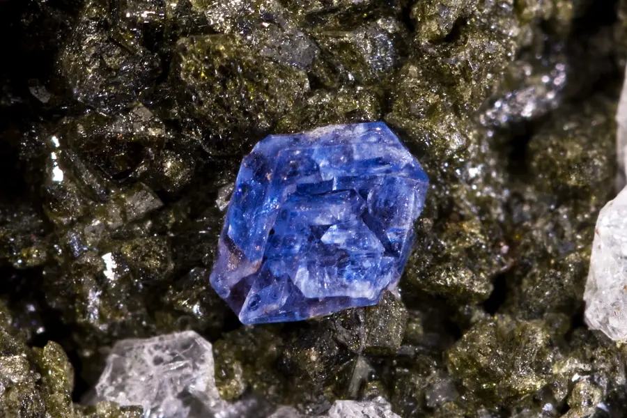 Haüyne, bleu bleu intense