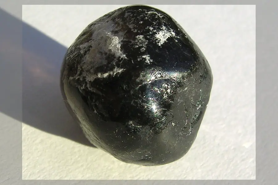 Larme d'Apache, noir brun translucide