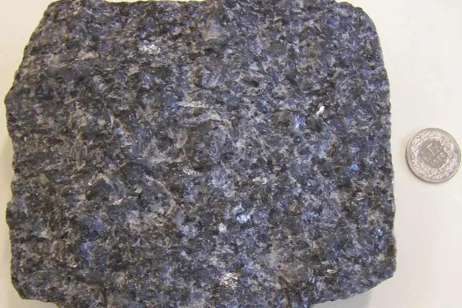 Larvikite, gris reflets bleutés