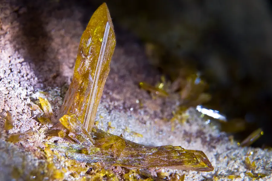Legrandite, jaune jaune d'or