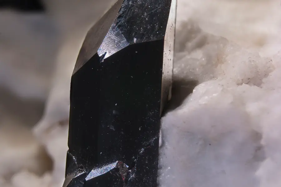 Neptunite, noir brun-rouge sombre