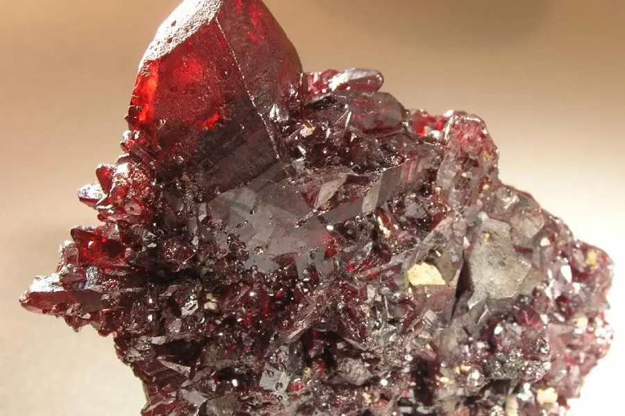 Proustite, rouge rouge sombre