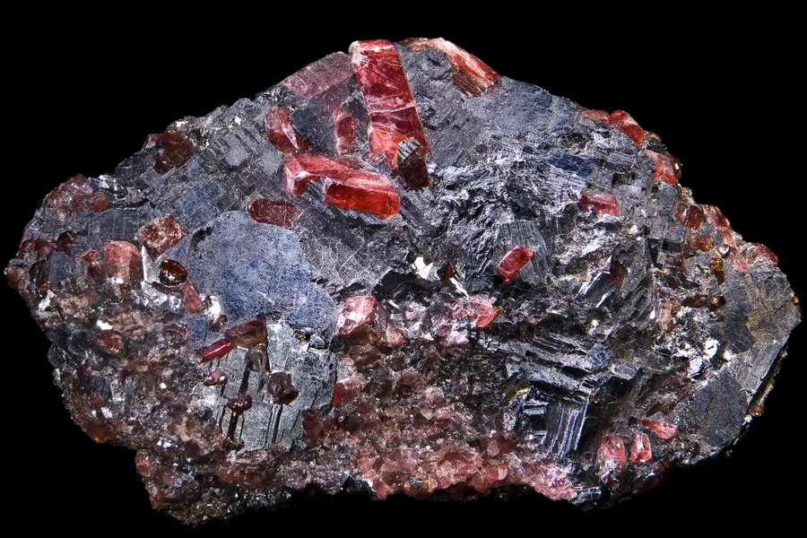 Rhodonite rose veinée de noir