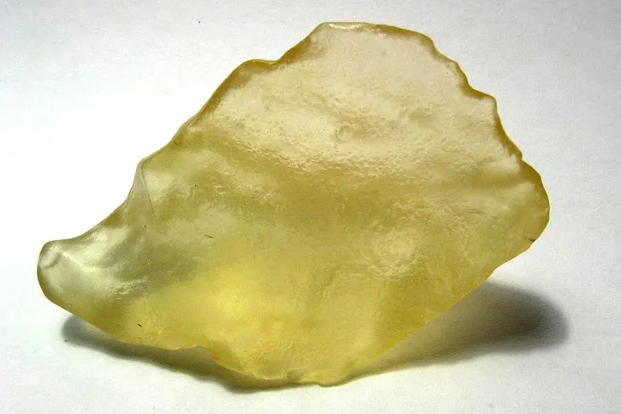 Verre libyque, jaune jaune-vert pâle