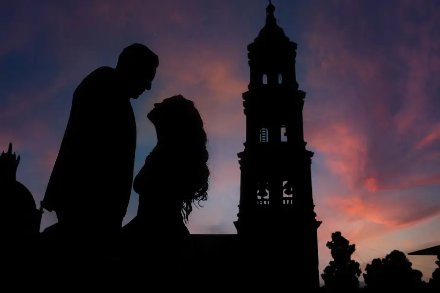 Deux silhouettes qui s'éloignent, évoquant une relation passée