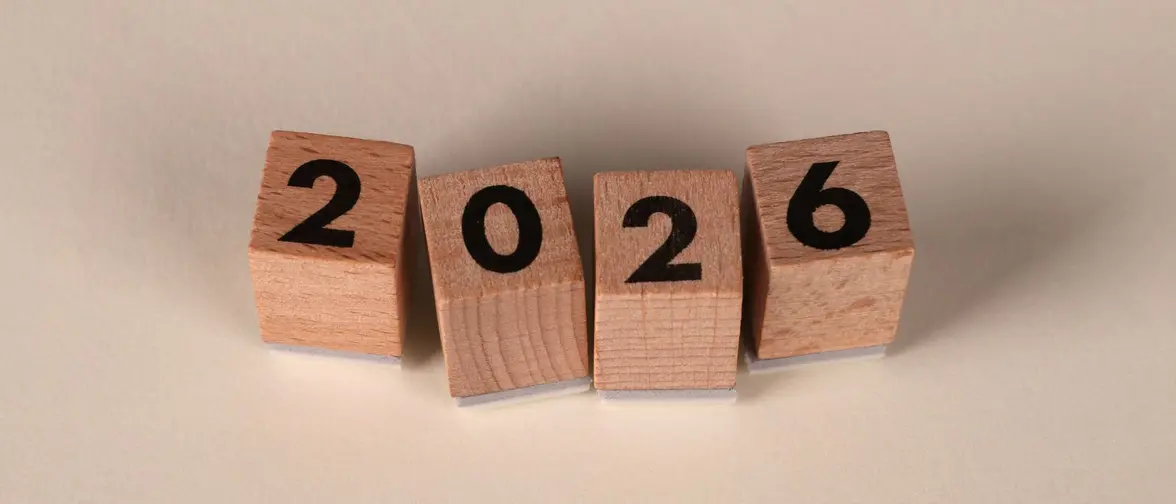 Calendrier et chiffres évoquant le calcul d’une année personnelle en numérologie