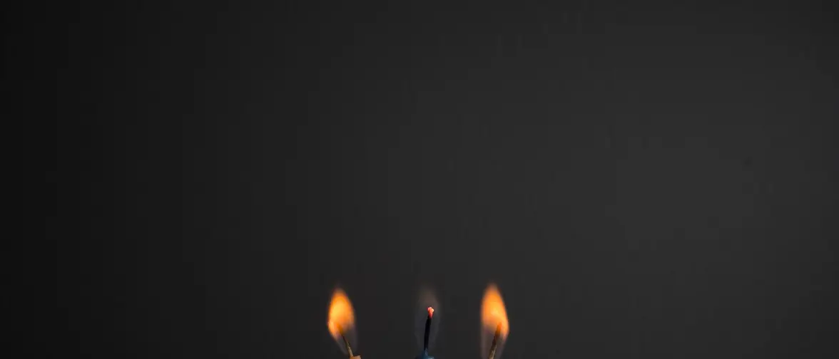 Une bougie bleue allumee dans une ambiance douce