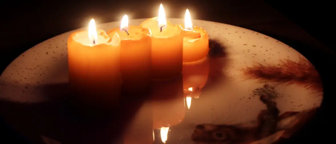 Une bougie orange allumee dans une ambiance chaleureuse
