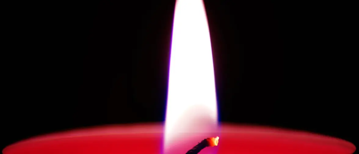 Une bougie rouge a la flamme vive