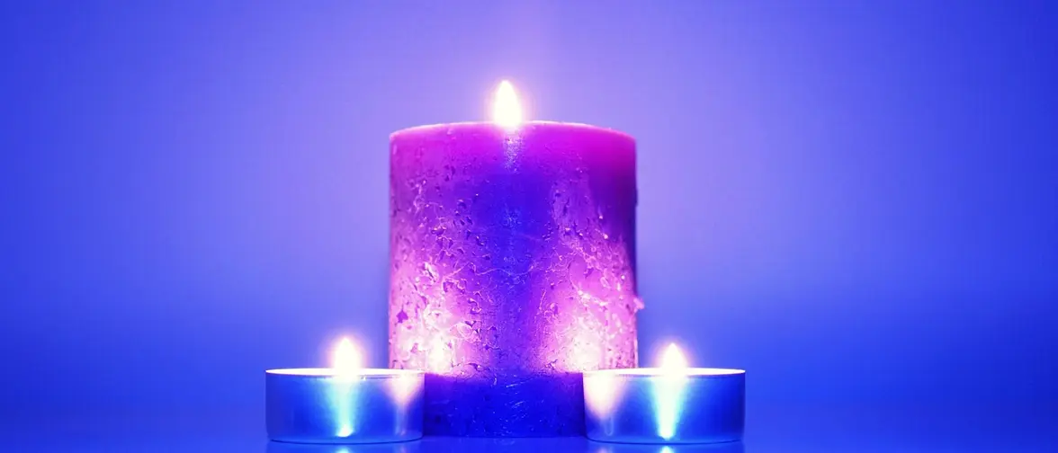 Bougie violette allumée, symbole de spiritualité et d'intuition