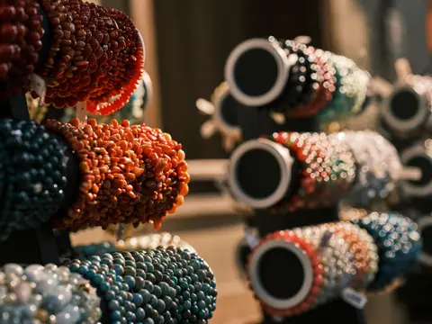 Bracelet de perles en œil de tigre aux reflets dorés