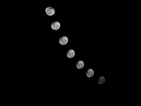 Phases de la lune alignées dans un ciel sombre