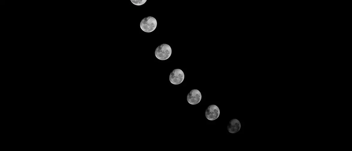 Phases de la lune alignées dans un ciel sombre