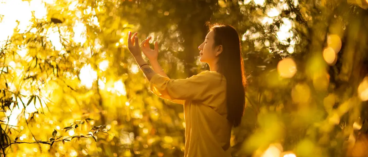 Teinte jaune solaire évoquant le chakra plexus solaire