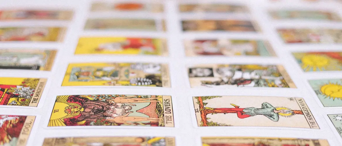 Un jeu de cartes oracle étalé sur une table