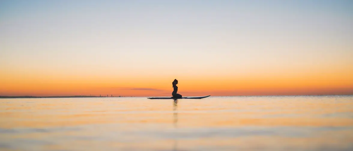 Personne assise en méditation, posture calme et détendue