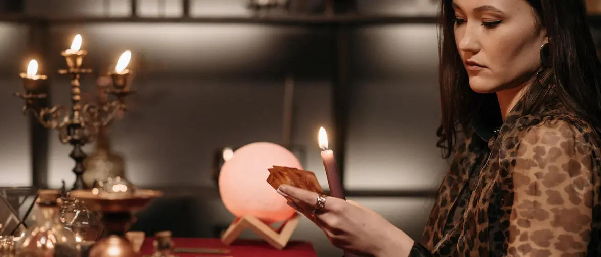 Cartes de tarot disposées sur une table pour un tirage