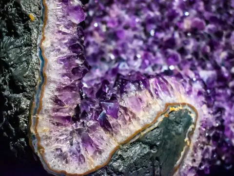Grande géode d’améthyste aux cristaux violets