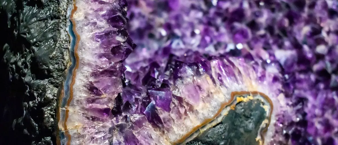Grande géode d’améthyste aux cristaux violets