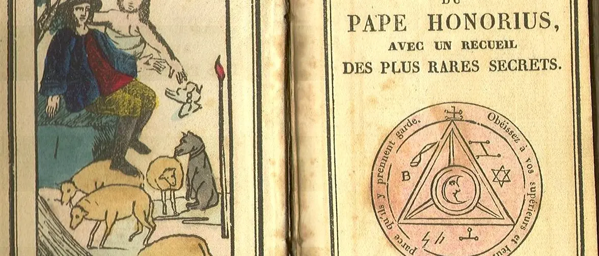 Vieux livre relié ouvert évoquant un grimoire ancien