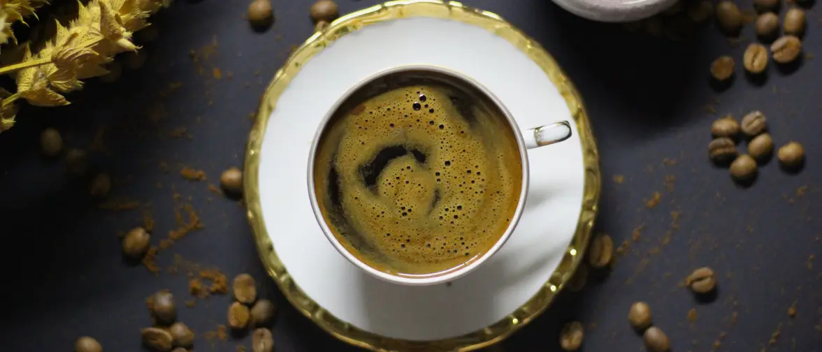 Tasse de café renversée laissant apparaître le marc