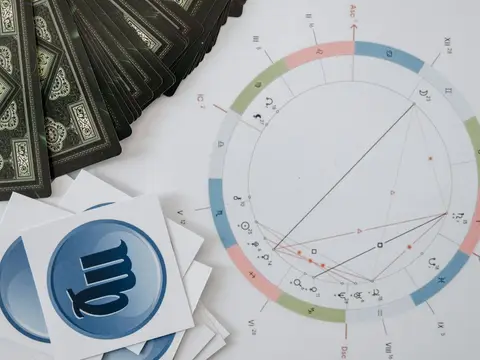 Roue astrologique divisée en douze secteurs sur fond sombre