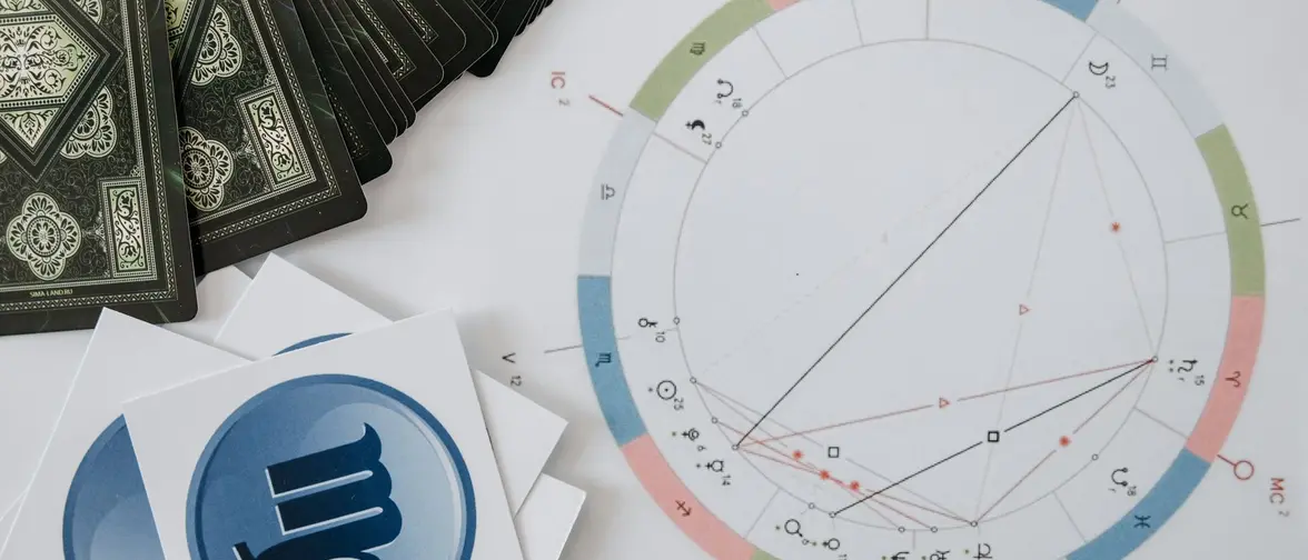 Roue astrologique divisée en douze secteurs sur fond sombre
