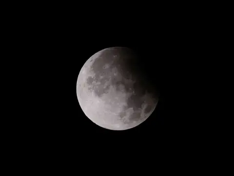 Croissant de lune et étoiles sur un ciel nocturne profond