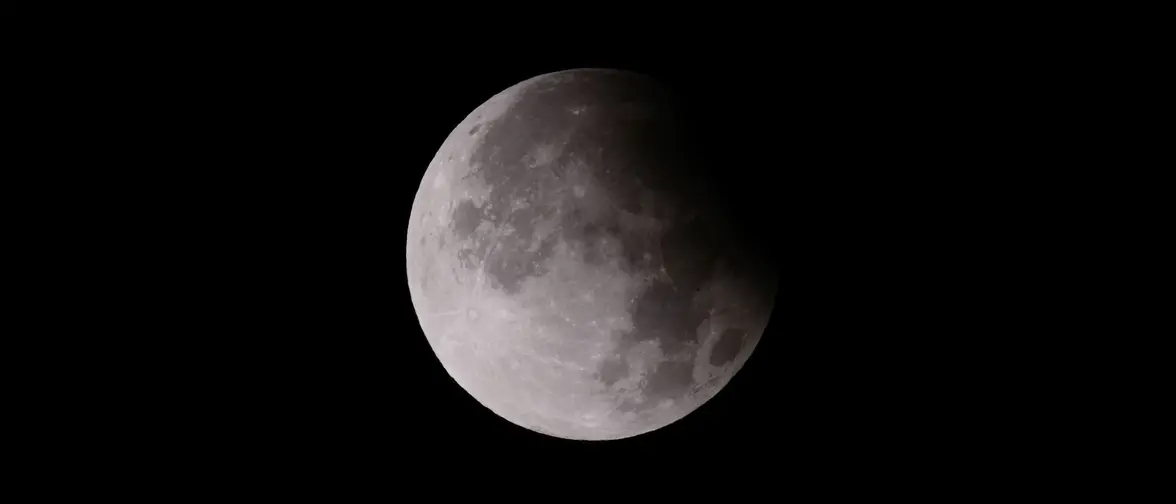 Croissant de lune et étoiles sur un ciel nocturne profond